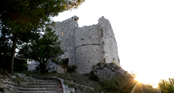 chateau reine jeanne bouches du rhone provence alpe côte d'azur